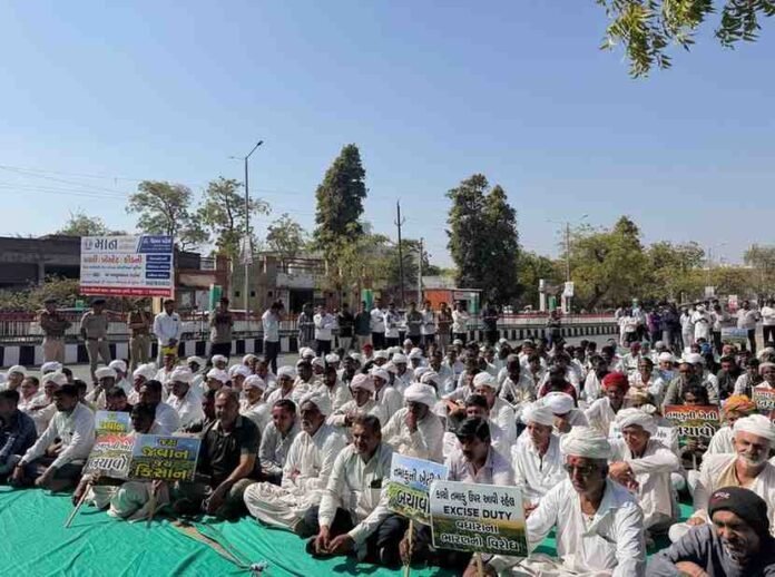 The National Farmers' Organization and the Gujarat Tobacco Growers and Traders Association have jointly protested against the 40% GST and 18% excise duty on unmanufactured raw tobacco.